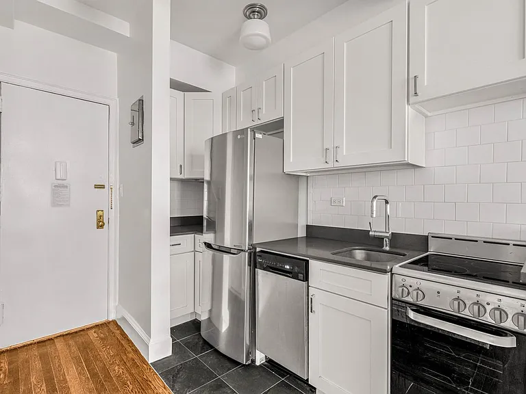208 W 23rd St #202 — Photo 6