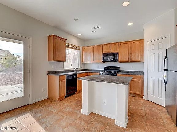 4th image of 209 Tainted Berry Ave