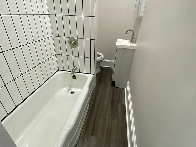 557 Centre Ave — Photo 6