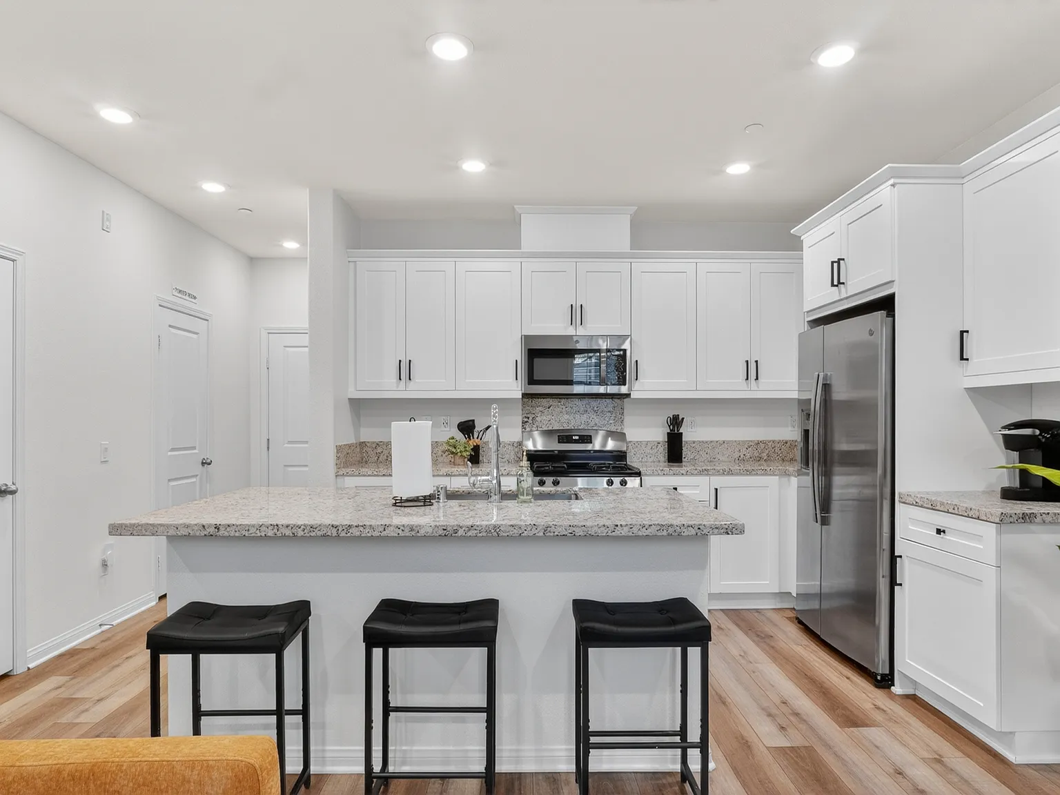 3 bed, 2.5 bath, 1490 sqft, $7,950 — Photo 3