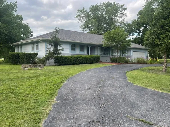 102 Sycamore St, Lacygne, KS 66040