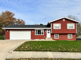 404 W Pickwick Dr, Syracuse, IN 46567