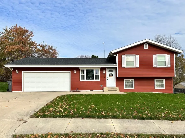 404 W Pickwick Dr, Syracuse, IN 46567