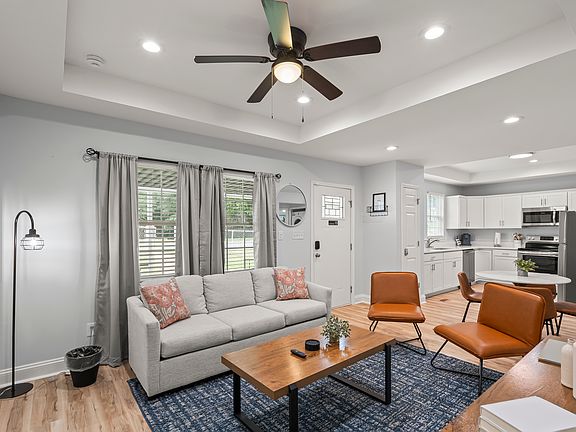 3rd image of 1009 W 3rd Ave