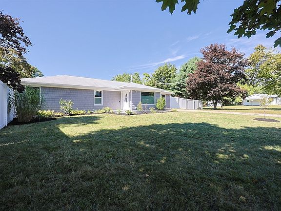 4th image of 8 Denise Ave