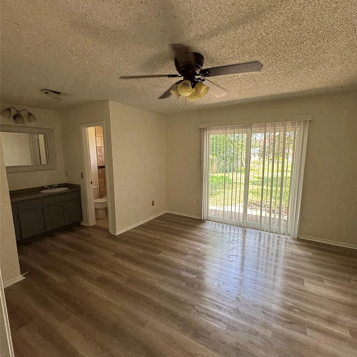 3 bed, 2.0 bath, 1444 sqft, $2,795 — Photo 2