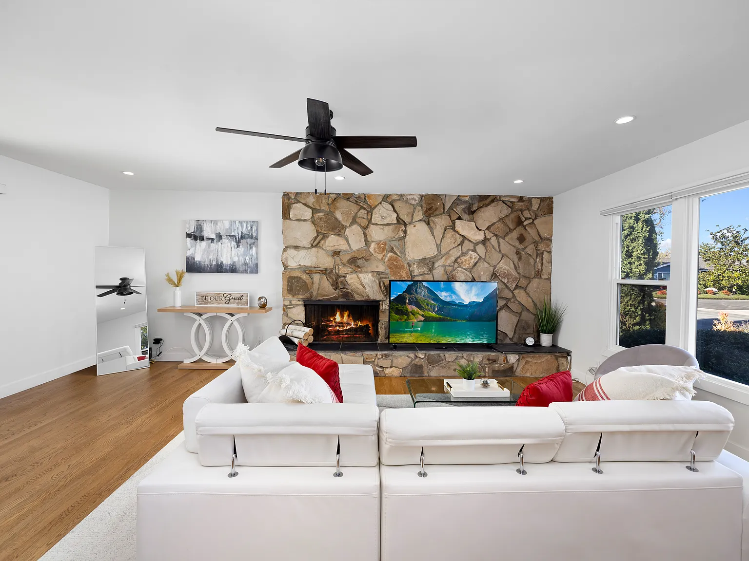 18132 Rainier Dr — Photo 2