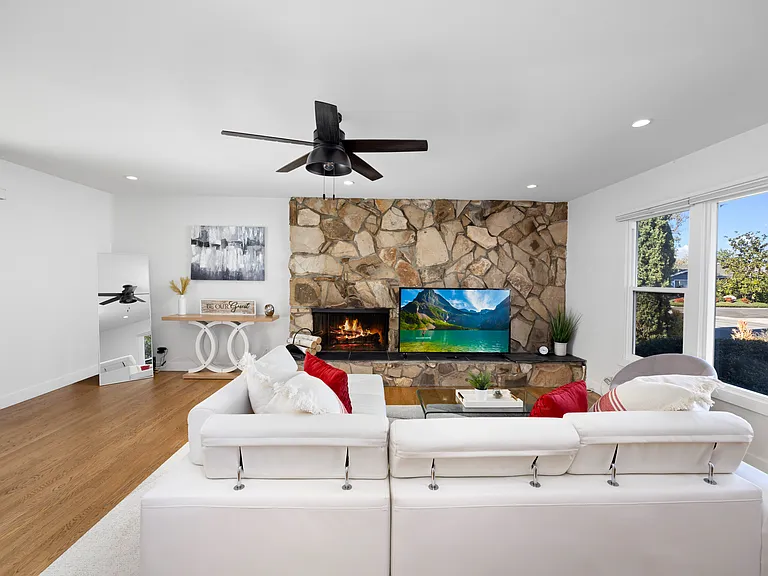 18132 Rainier Dr — Photo 2
