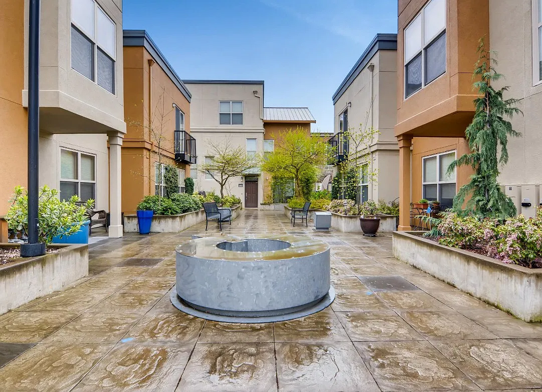 3 bed, 2.5 bath, 1899 sqft, $3,000 — Photo 1