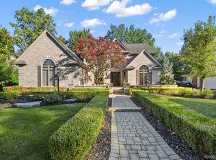 39824 Woodside Dr N, Northville, MI 48168