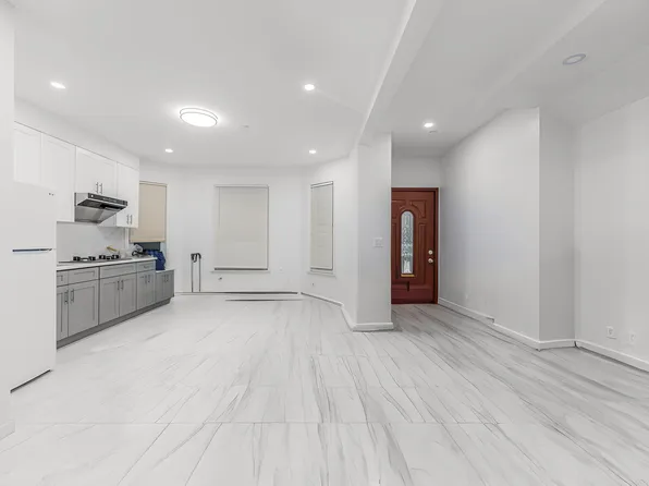 (undisclosed Address), Woodhaven, NY 11421