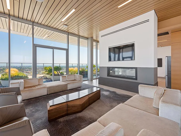 3033 Wilshire — Photo 36
