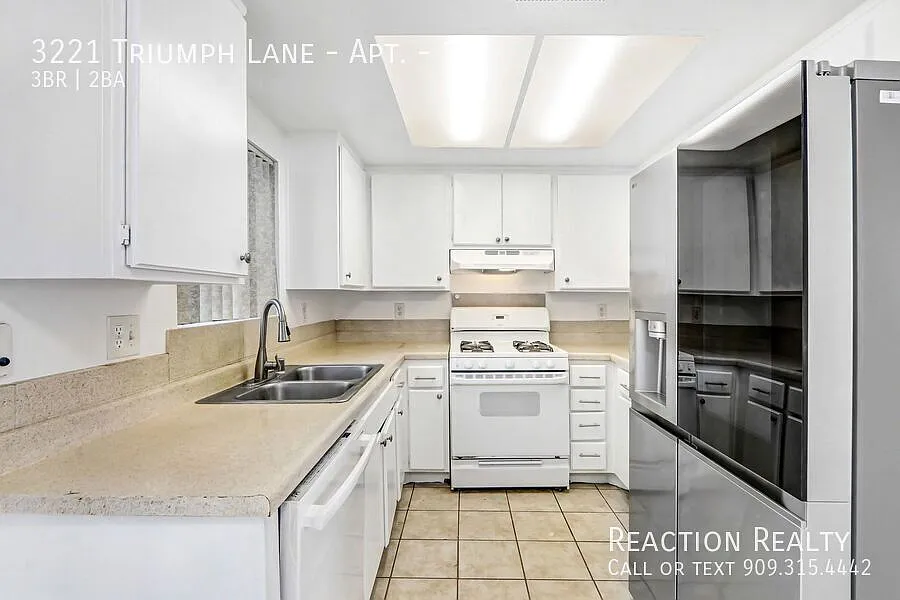 Spacious 3-Bedroom Condominium in Desirable Ontario Neighborhood — Photo 3