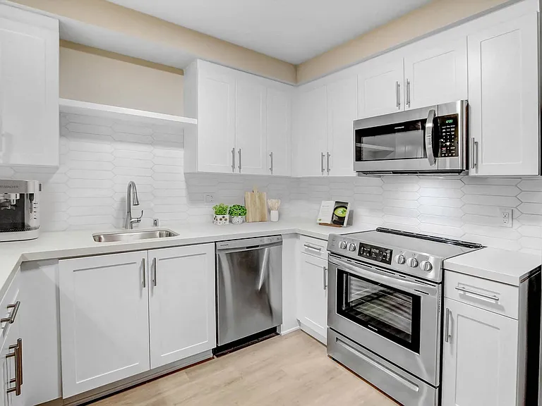 Zephyr Apartments — Photo 6