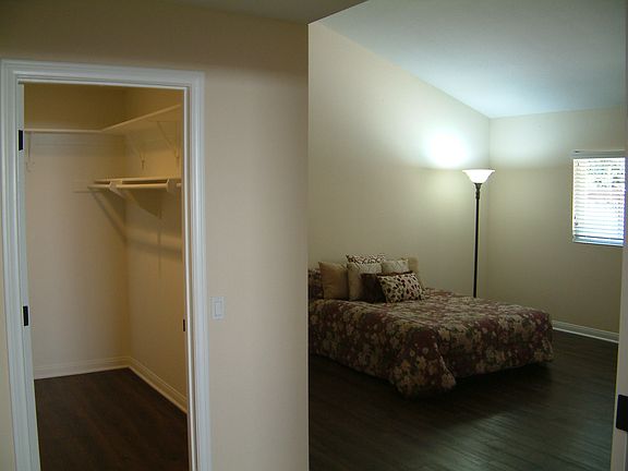 Master w/ walk-in closet