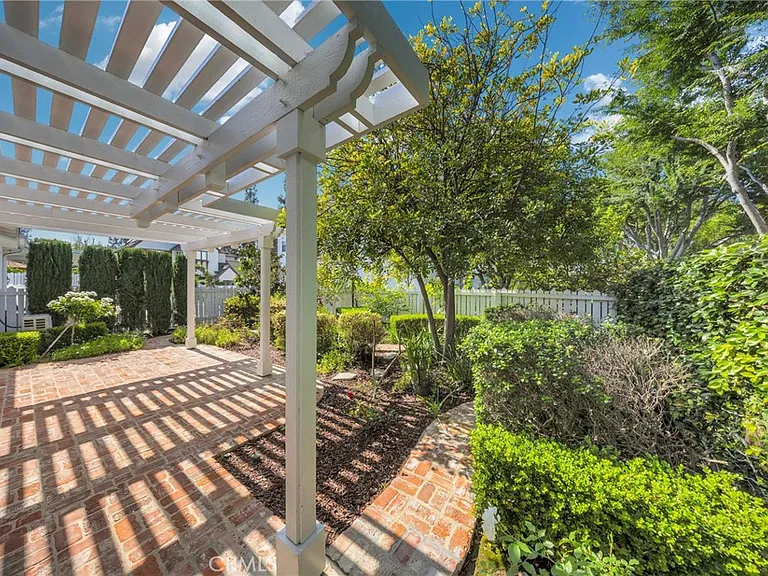 2 Gardengate Ln — Photo 36