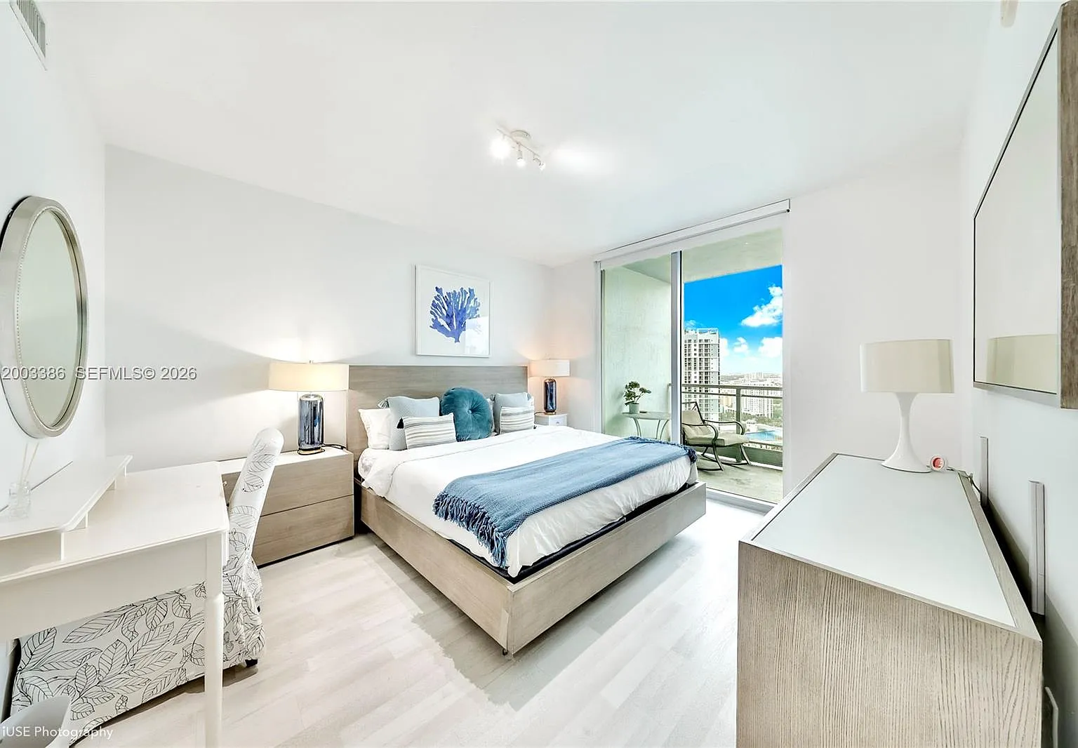 Ivy Condo — Photo 1