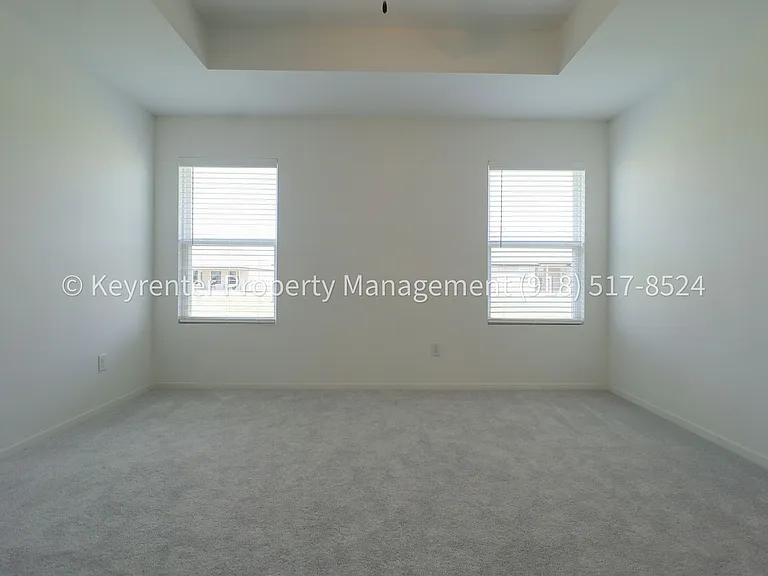 2908 S Redwood Ave — Photo 30
