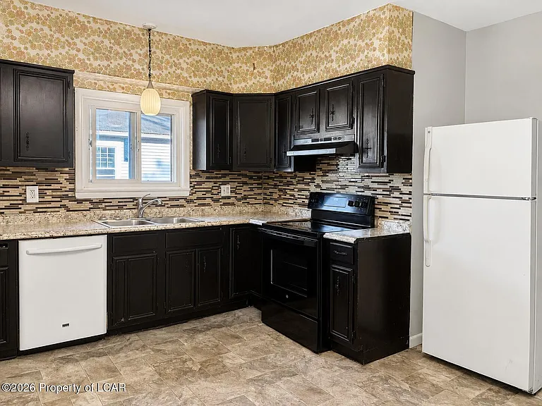 17 Catlin Ave — Photo 6