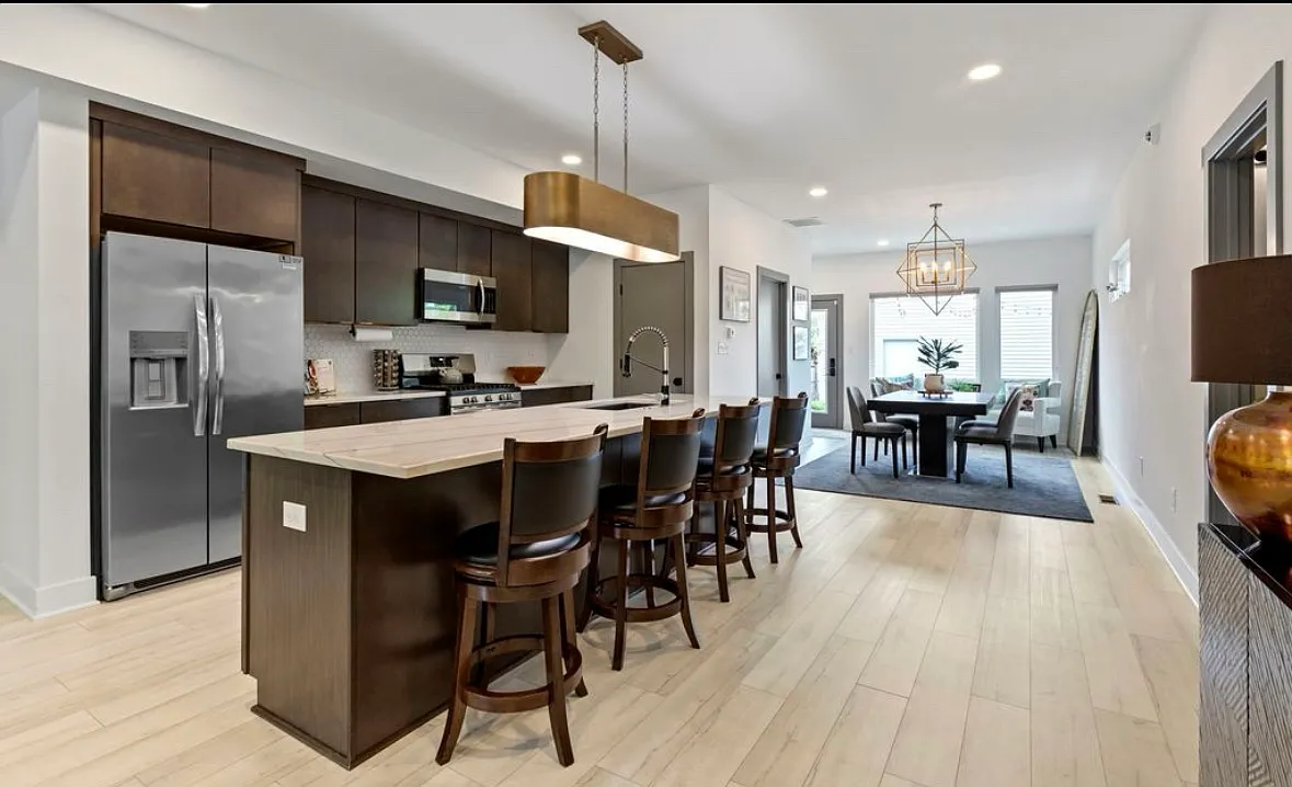 2326 Prospect St — Photo 3