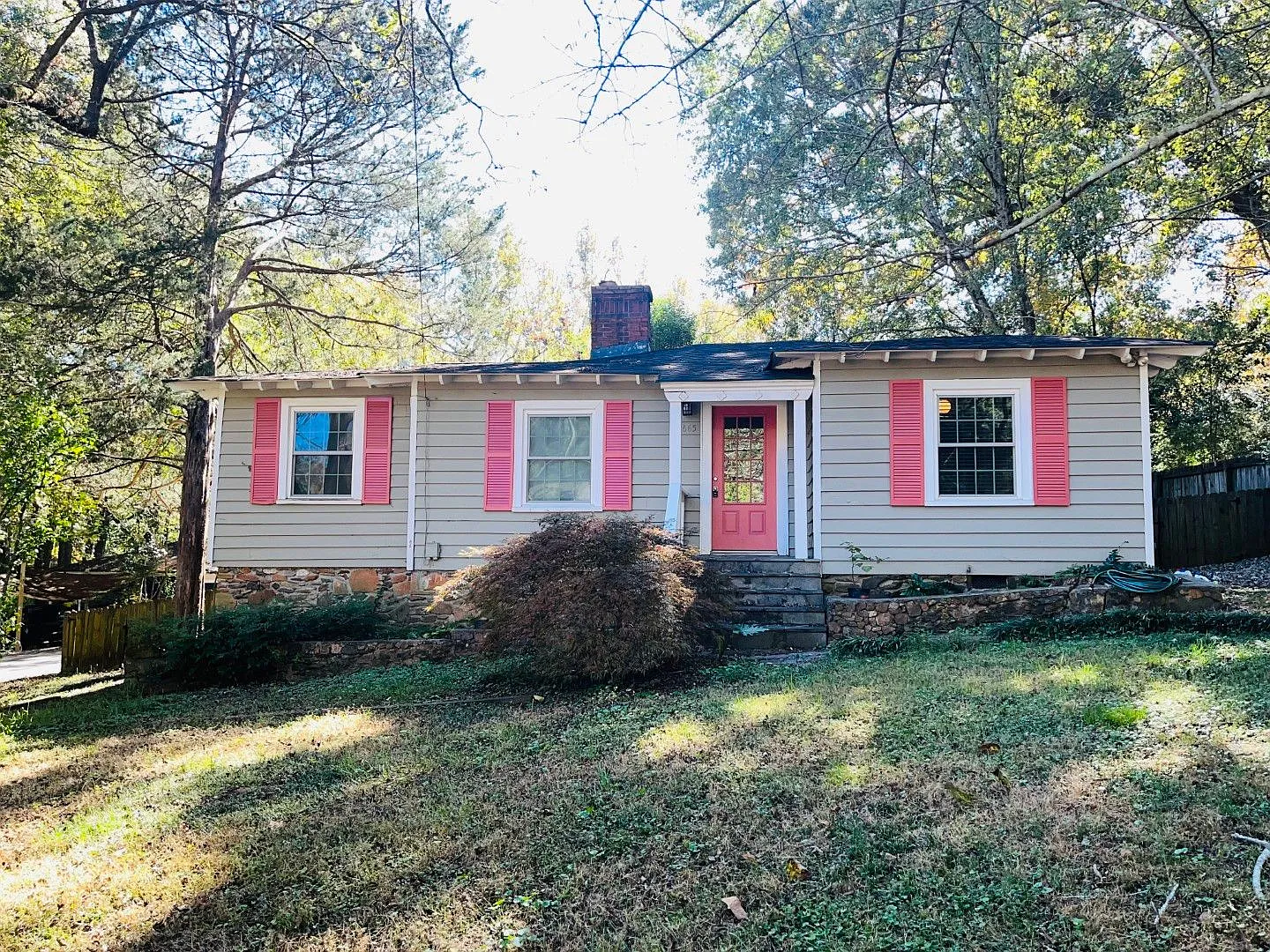 Cute cottage! 3 beds, 2 baths, real hardwood flooring, tile baths, claw foot tub, W/D included, s... — Photo 1