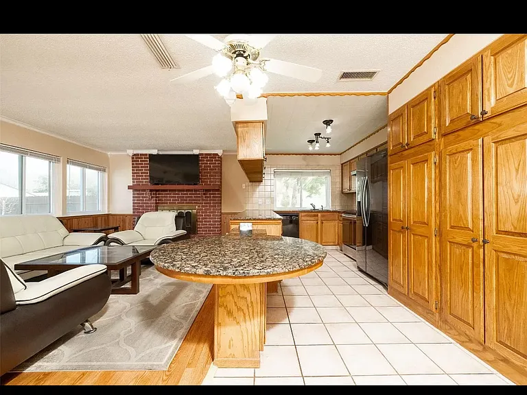 2621 Lemmontree Ln — Photo 13