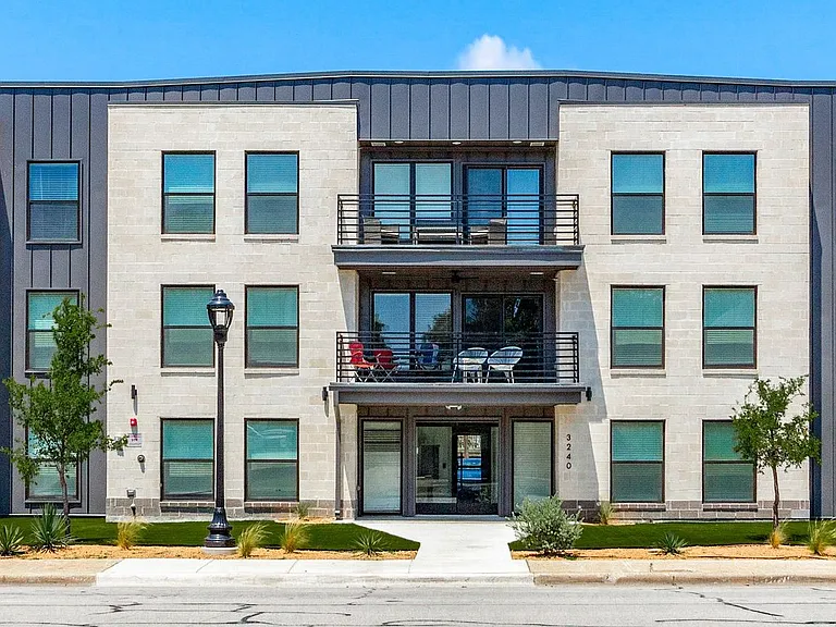 3240 S University — Photo 8