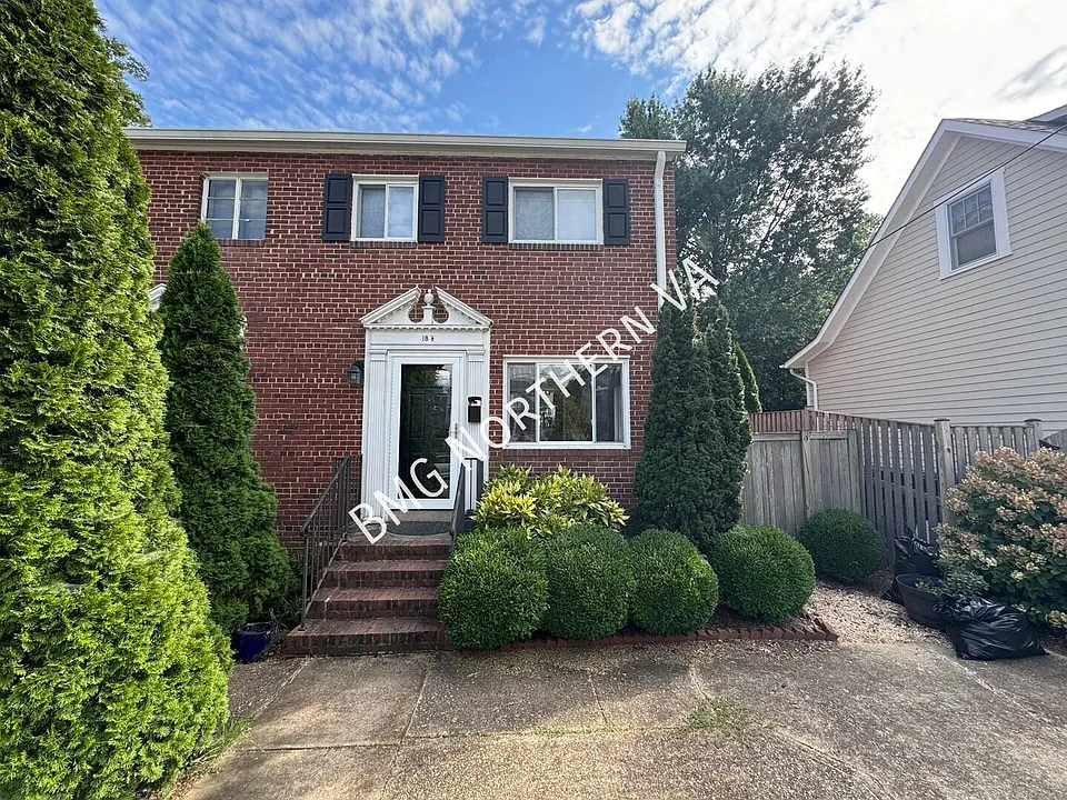 18 1/2 W Wyatt Ave