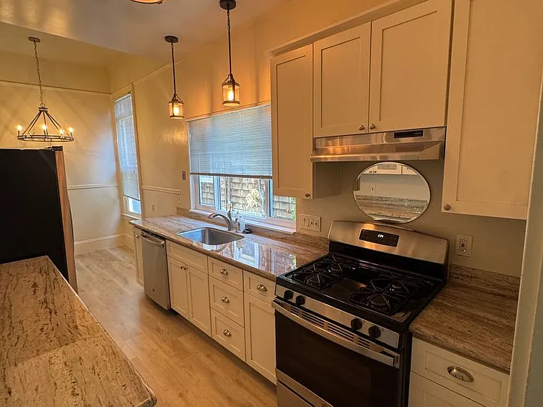 2028 Clinton Ave — Photo 11