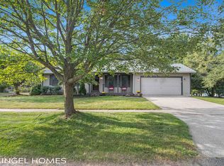 17922 Cherokee Dr, Spring Lake, MI 49456