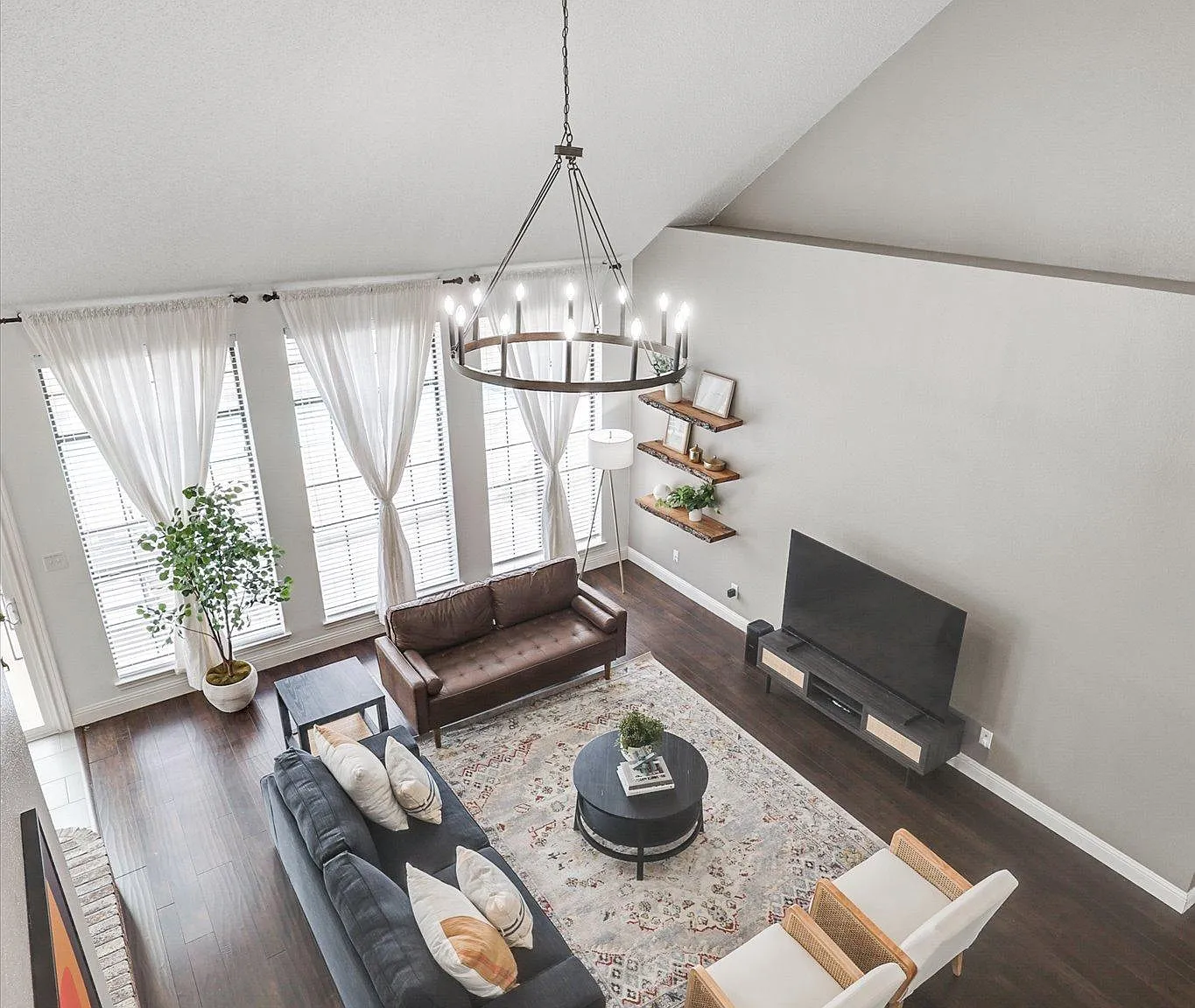 5 bed, 2.5 bath, 2216 sqft, $9,750 — Photo 3