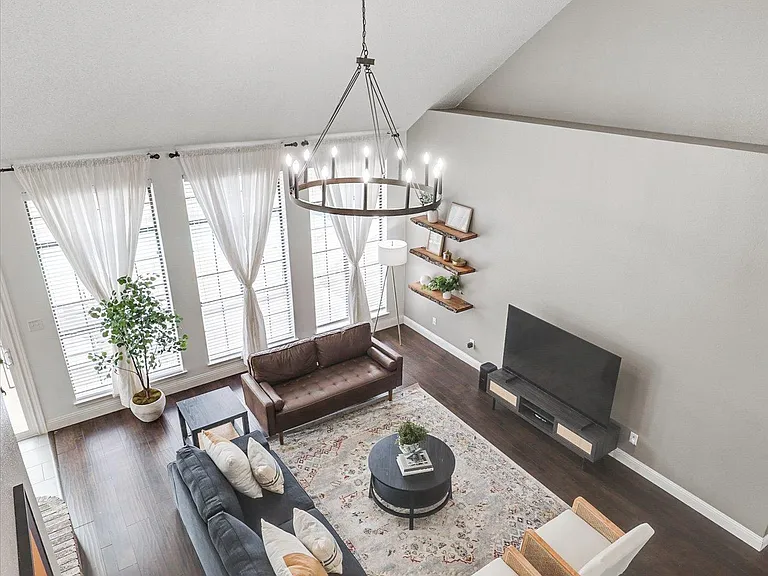 105 Brandy Ln — Photo 3