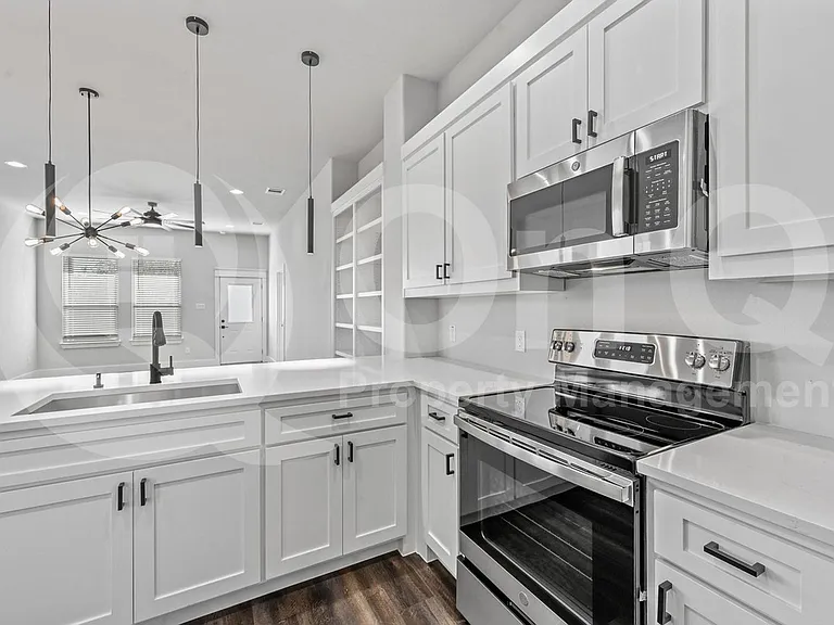 4207 Scarsdale Ln — Photo 4