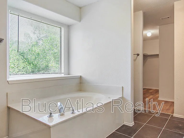 5717 Parkwood Trl — Photo 16