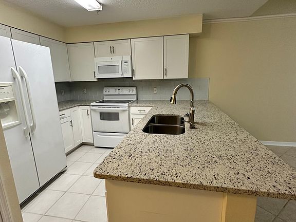 2nd image of 700 Seabrook Ct Unit 103