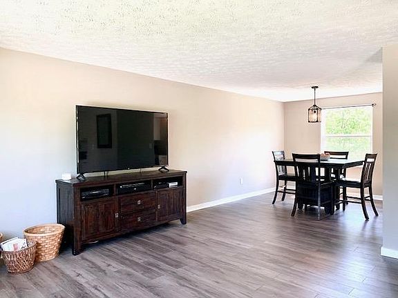 3rd image of 610 Glenrose Ln