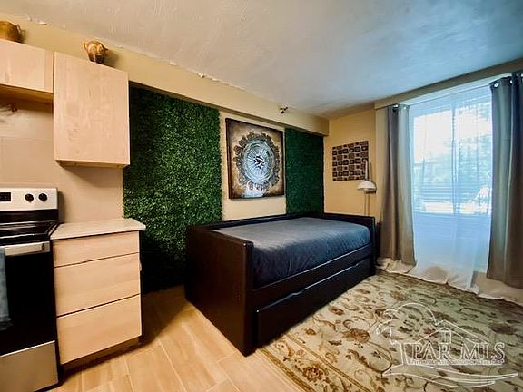 5th image of 224 E Garden St APT 151