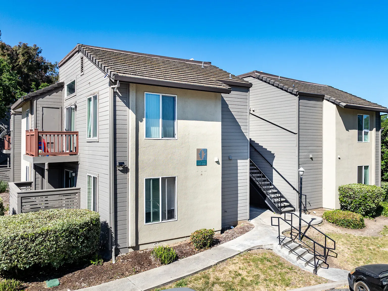 2 bed, 704 sqft, $2,139 — Photo 2