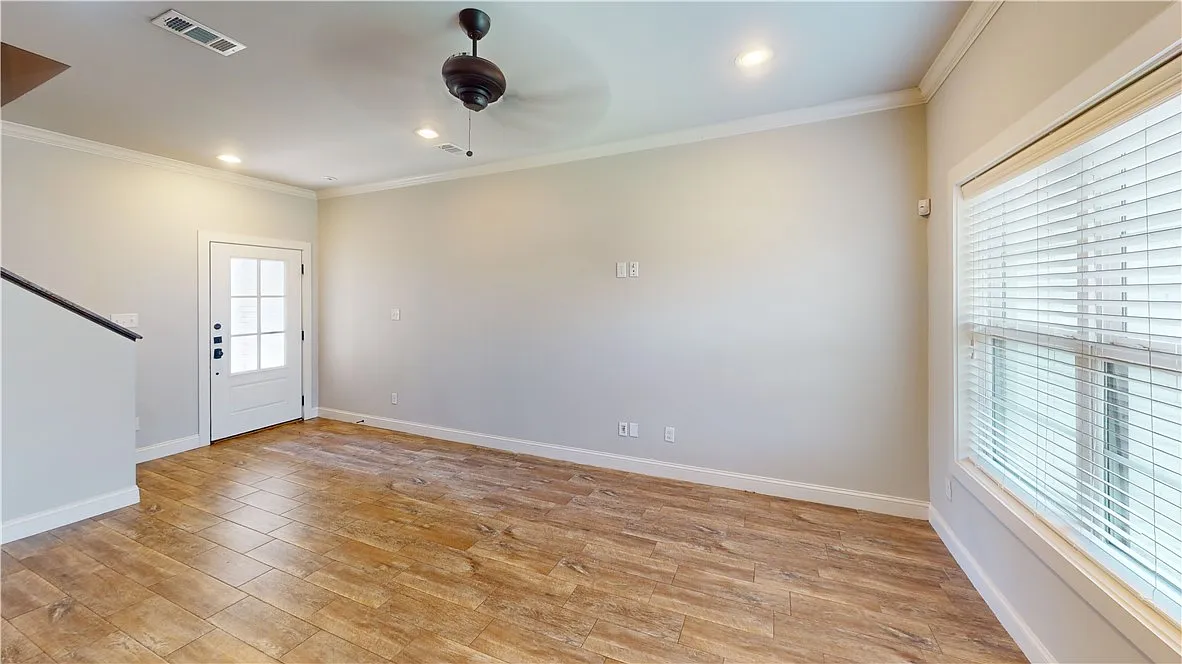 Building Photo - 203 Brentwood Dr E #36