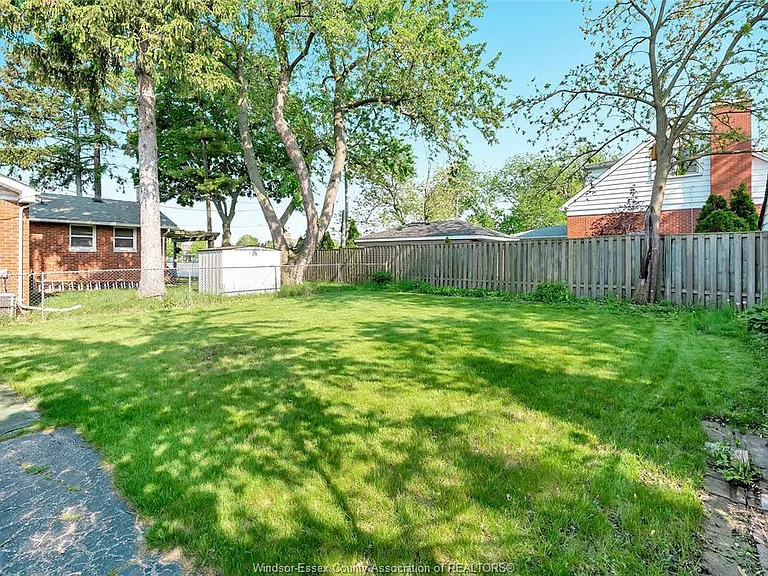 6633 Wyandotte St E — Photo 16