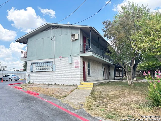 1 bed, 1.0 bath, 723 sqft, $825 — Photo 2