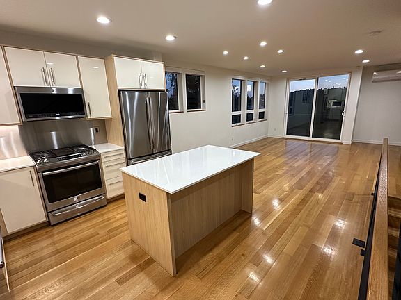 5th image of 2043A 13th Ave W #A