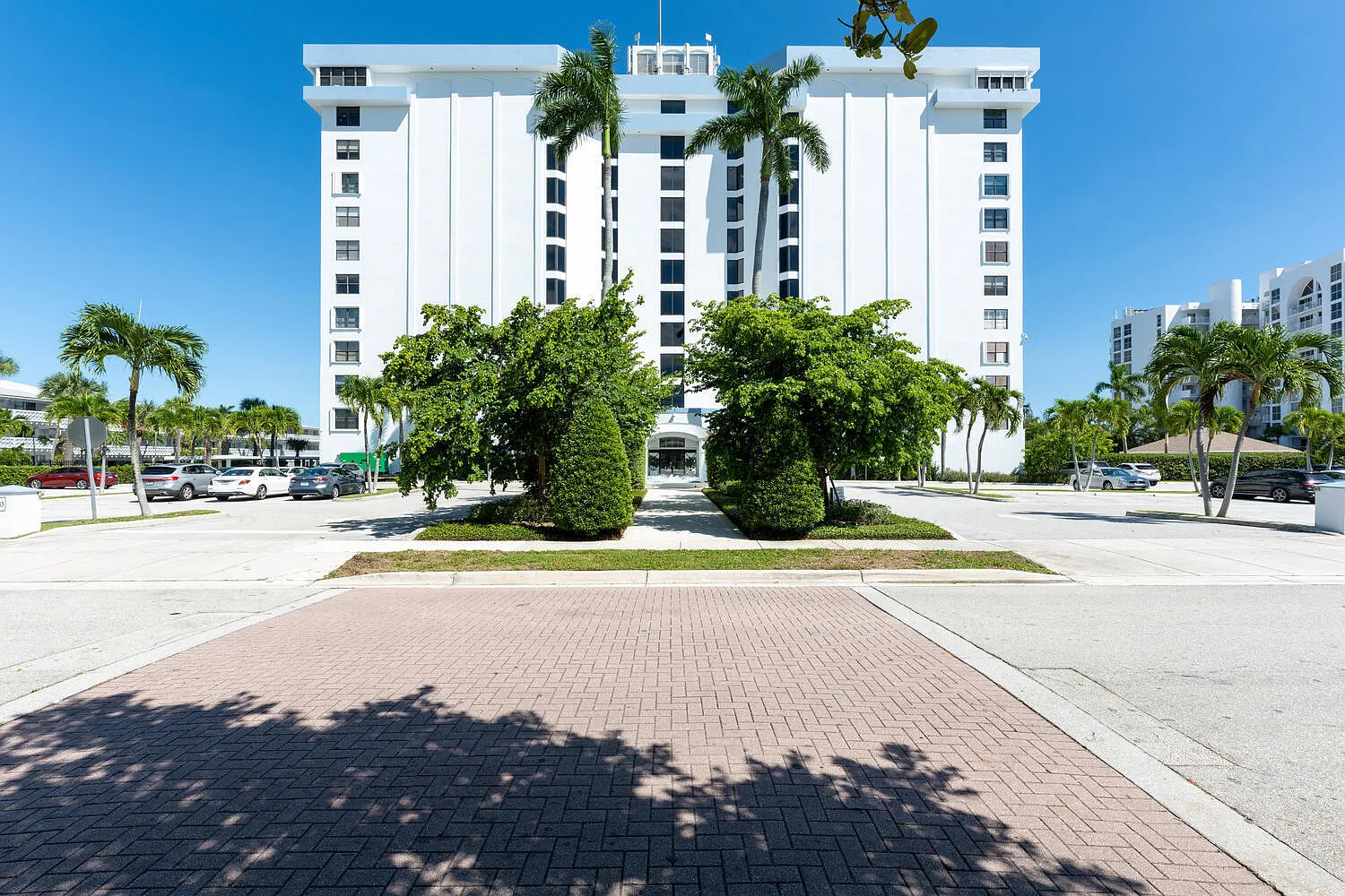 1 bed, 1.5 bath, 966 sqft, $5,000 — Photo 1