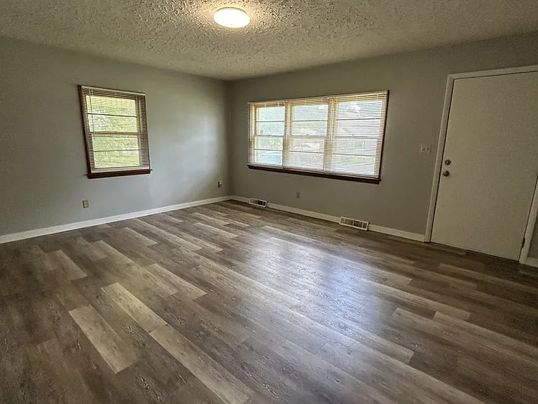 1007 E Monroe St — Photo 2