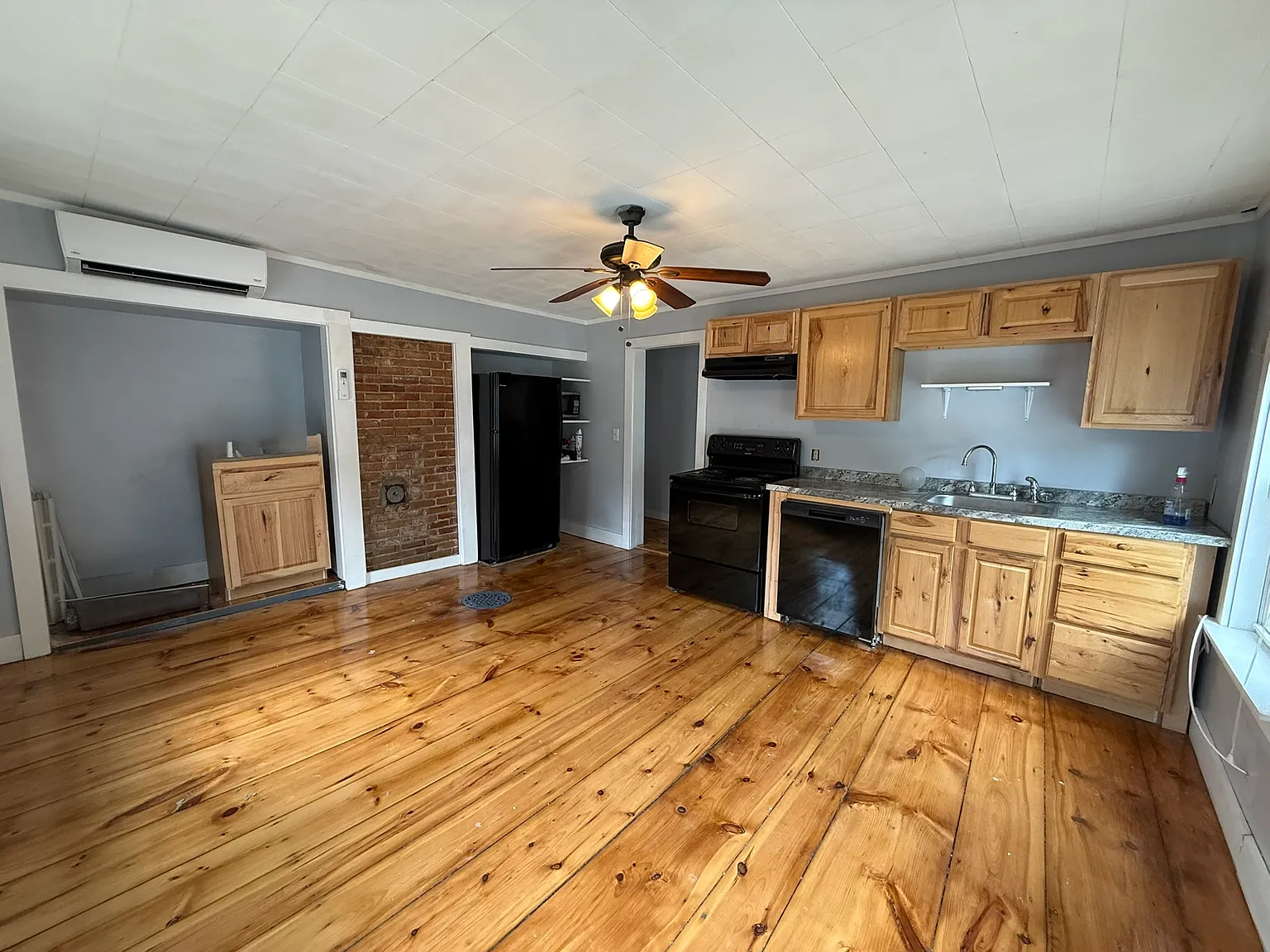 2 bed, 650 sqft, $2,400 — Photo 1