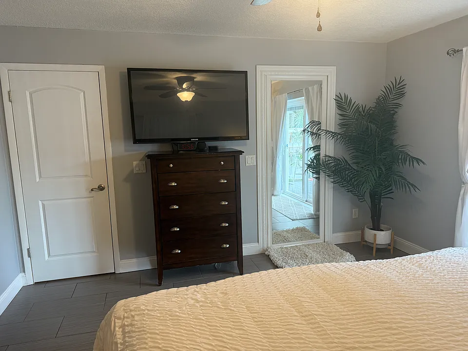 Master bedroom 55' tv