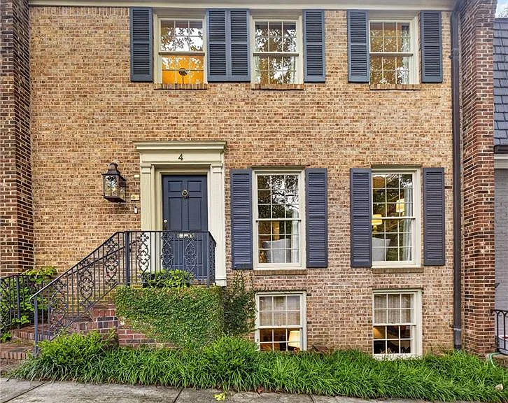 4 Montclair Dr NE — Photo 1