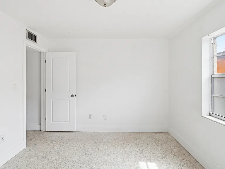 405 W 11th St #5 — Photo 11