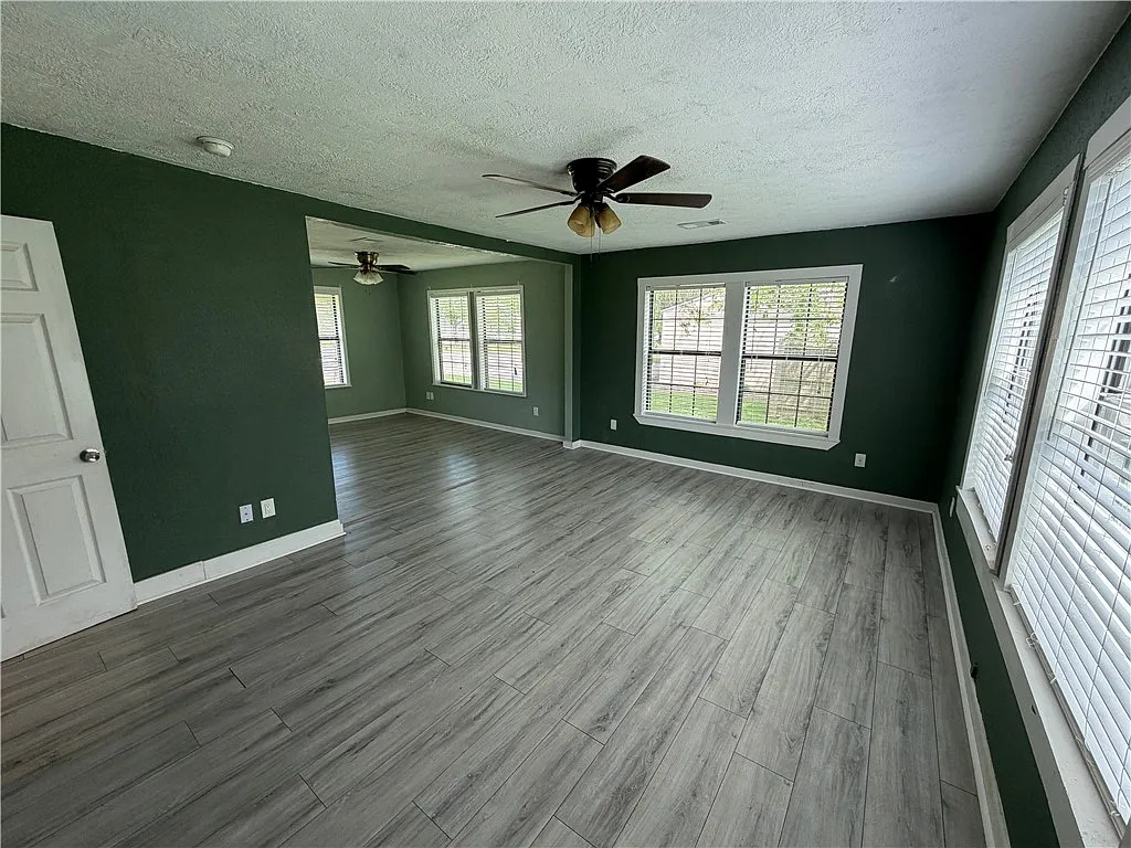 4 bed, 2142 sqft, $2,700 — Photo 2