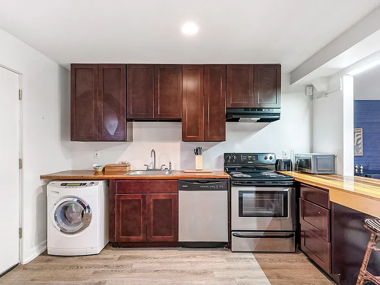 635 N Scott St — Photo 24